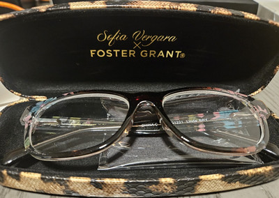 Sofia Vergara x Foster Grant Linda Blue Light Multi Focus Rectangular Berry