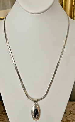 KIRK SMITH STERLINGSILBER SCHWARZER ONYX MIT FEDER ANHÄNGER & FISCHGRÄT KETTE