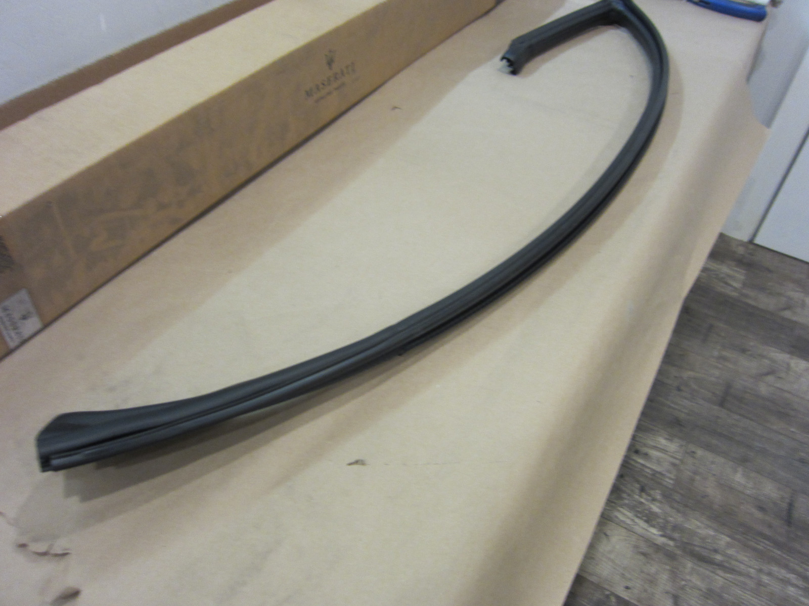 Maserati GranTurismo. RH Door Upper Gasket. Part# 80089100