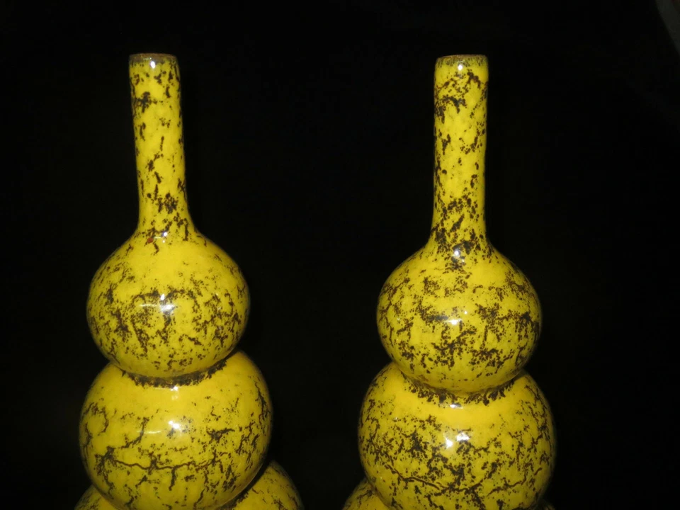 Un par de jarrones de porcelana Hulu esmaltados amarillos hechos por Yongzheng en la dinastía Qing Foto 4 de 4