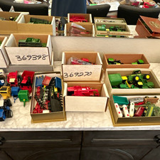 Diecast Farm Vehicles & Implements Lot 1:64 Multicolor w/ Ford Tractor Box