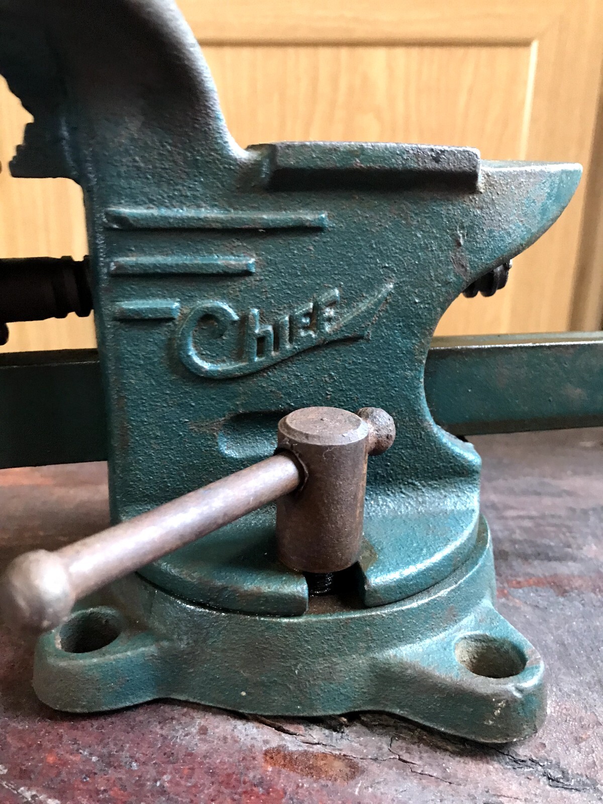 Vintage Chief L4 4” Bench Vise w/ Pipe Jaws & Anvil Swivel Base USA