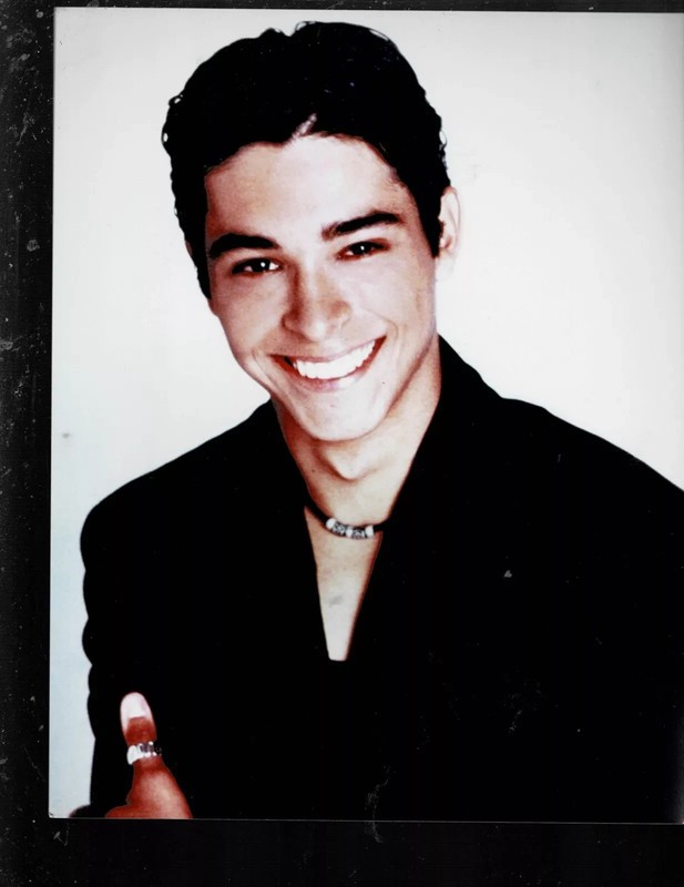 SUPER RARE!! VINTAGE 8X10 YOUNG SEXY WILMER VALDERRAMA PUBLICITY PHOTO!!