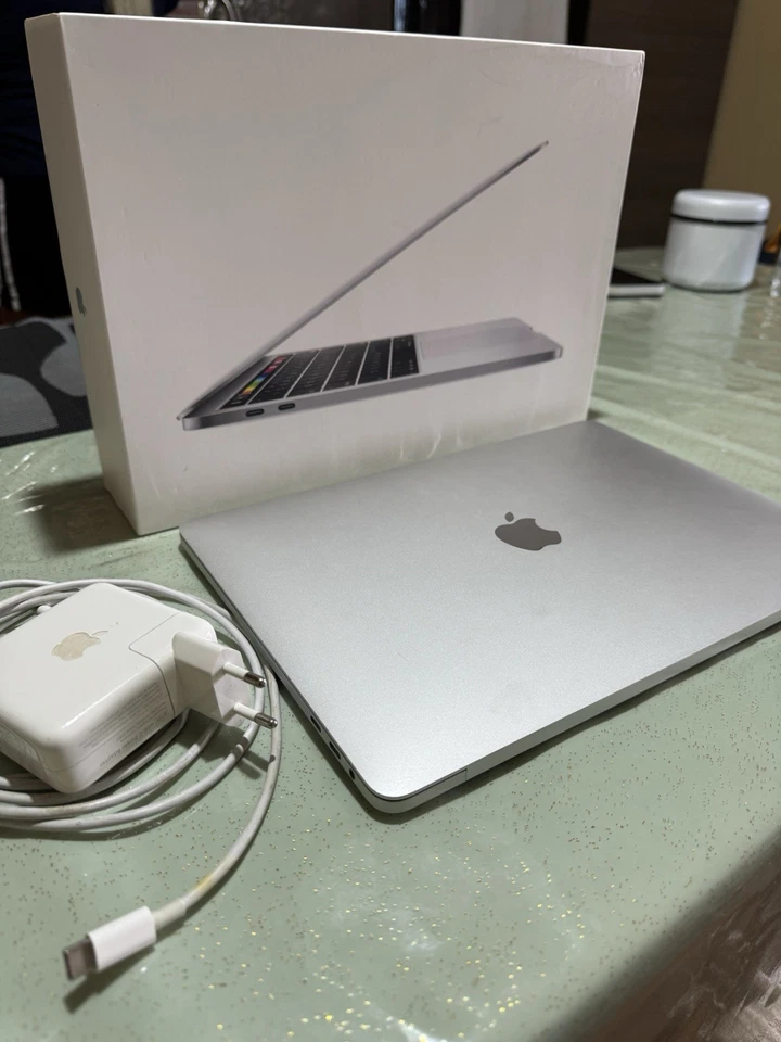 Apple MacBook Pro 13" · i5 8th gen 2.4 GHz · 8GB · 256GB, foto 1 di 4