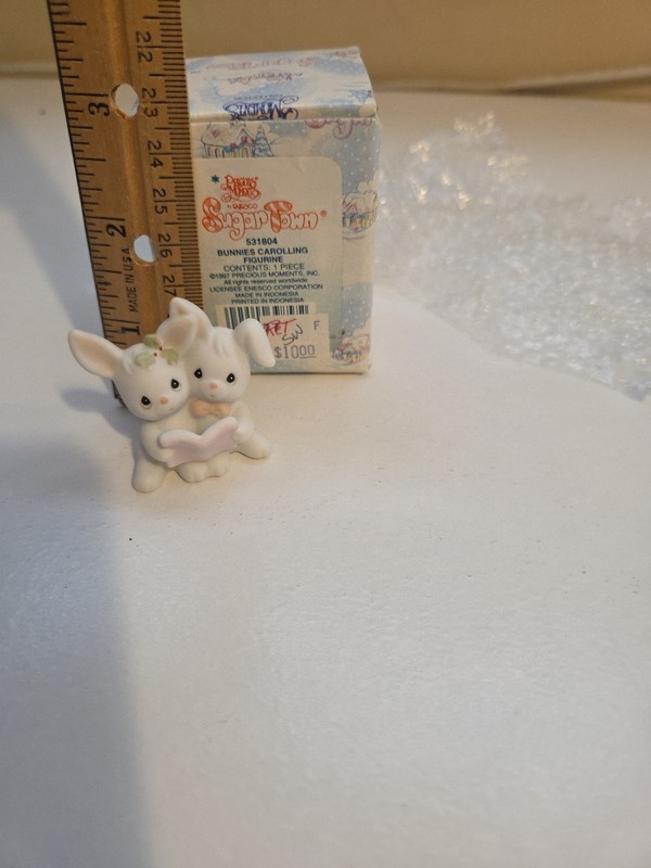 Precious Moments *SUGAR TOWN*Bunnies Caroling Figurine #531804 ..... 1997
