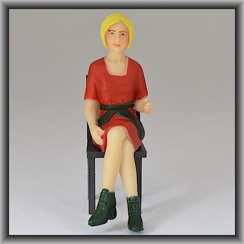Figura Dingler pintada a mano poliresina escala 1 mujer sentada, blusa roja (100220-02) | Zustand: Neu