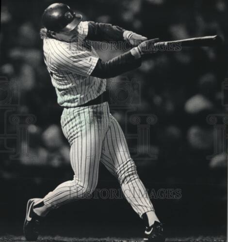 1987 Press Photo Brewers Baseball Player Rob Deer Demonstrates Powerful Swing - Imagen 1 de 2