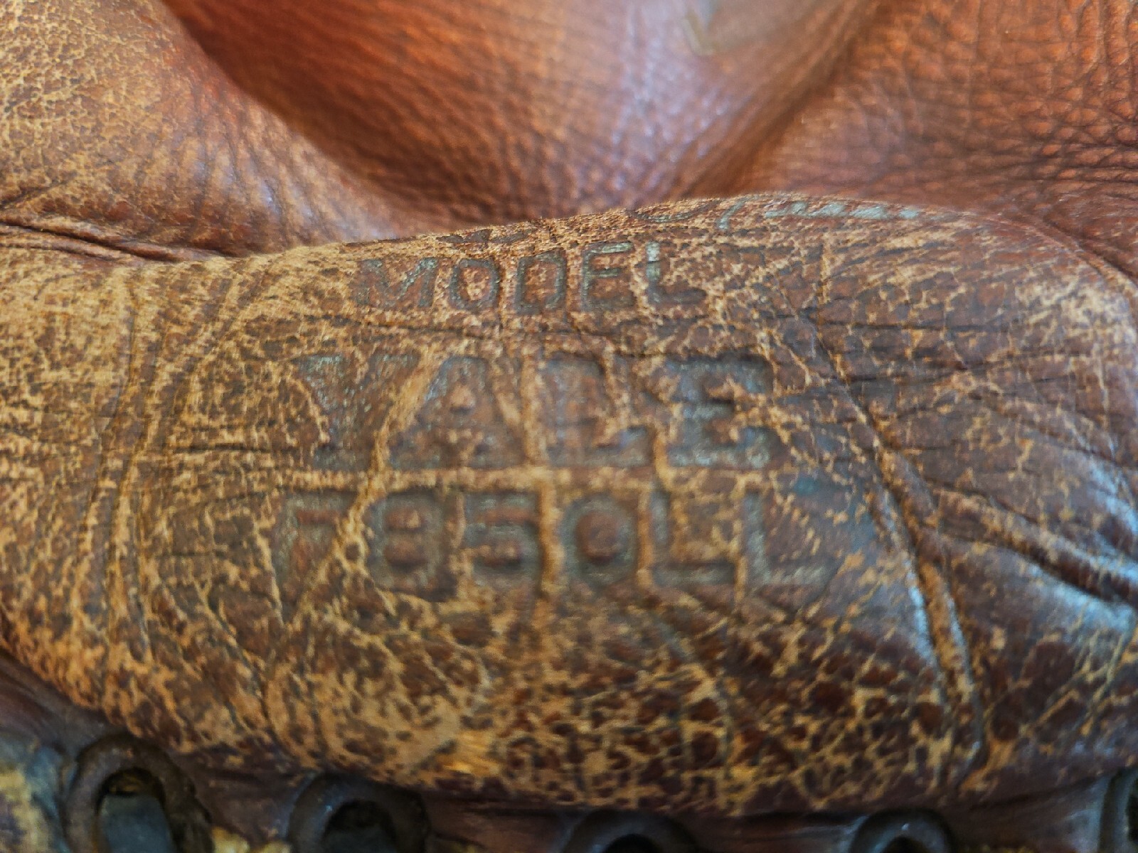 Vintage Pee Wee Reese Model Baseball Glove.  Yale Model F850LL.  Dodgers, HOF