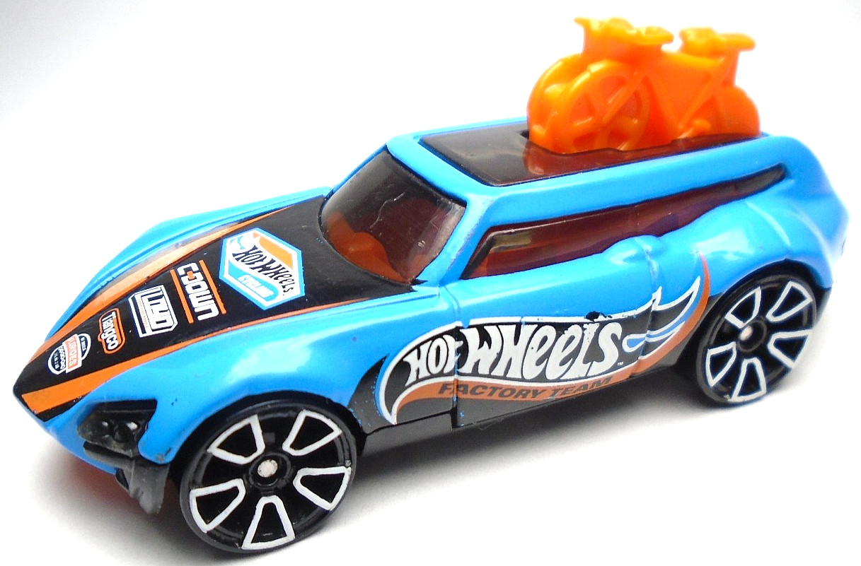 2016 HOT WHEELS TOUR DE FAST BLUE 1:64 DIECAST 3" RACE CAR WITH ORANGE BICYCLES