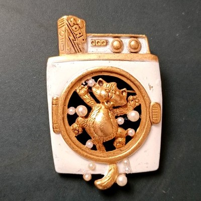 Vintage AJC Brooch 1980s   Cute Cat in Washing Machine   Gold Tone   Signed