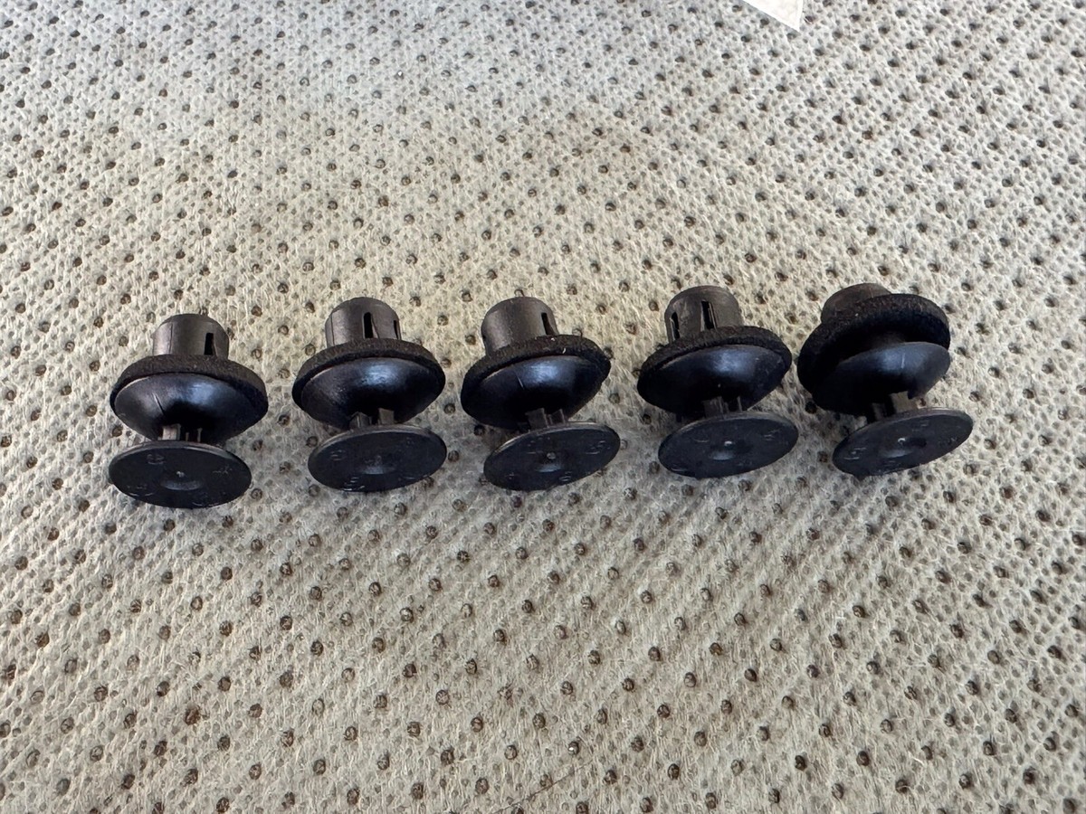 Mercedes-Benz A2099880278 Tail Lamp Attachment Fastener Clip Set