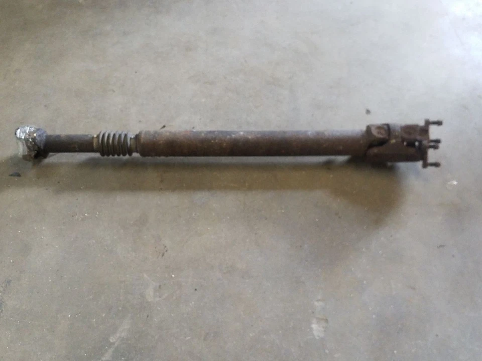 Eje de transmisión delantero - 6,8 L | Se adapta a Ford Excursion 2000-2005 Foto 3 de 4