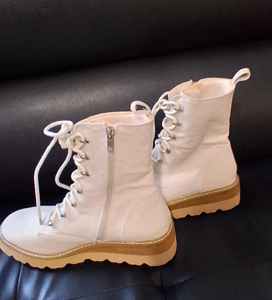 Women's Yellow Box Brand Cowboy Boots Size 9.5 Never Used Beautifull and Unique - Imagem 2 de 4