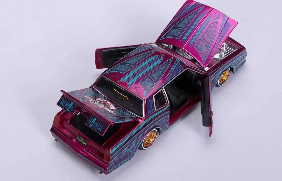 MAISTO LOWRIDER 1/24 NEW 1986 CHEVY MONTE CARLO SS LAS VEGAS 2023 - Image 2 of 3