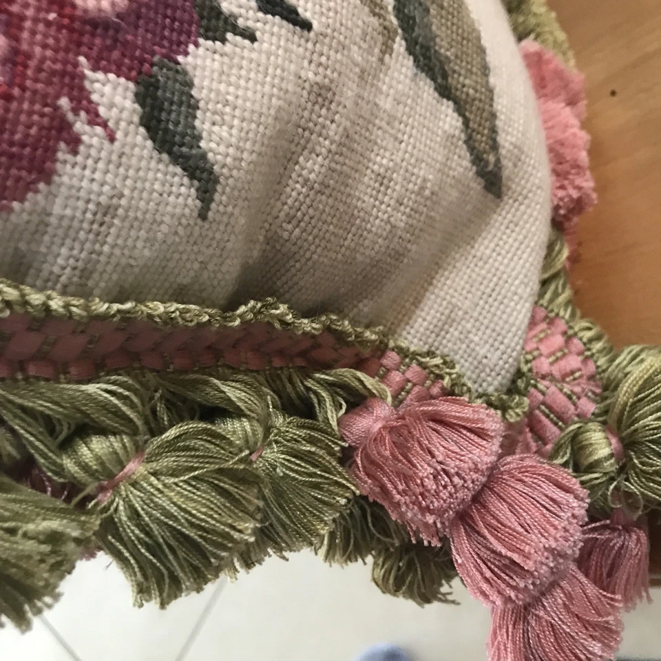 Almohada punta de aguja | Cesta de peonía 16x18 pequeño punto cojín cordón borlas LOIE Foto 3 de 4