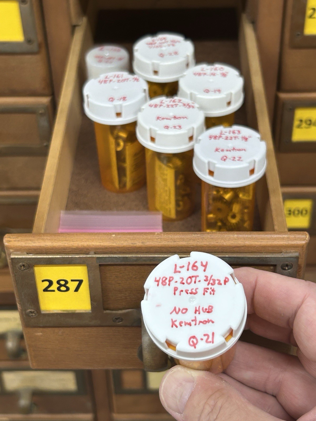 QTY 1 KEMTRON BRASS PINION GEAR 48 PITCH 20 TEETH 3/32" BORE SLOT CAR / RAILROAD