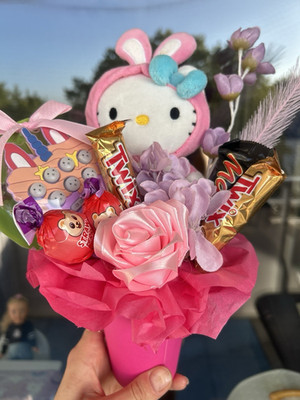 Disney & Sanrio Geschenkset Hello Kitty, Stitch, Frozen, Süßigkeiten, Kunstblum 