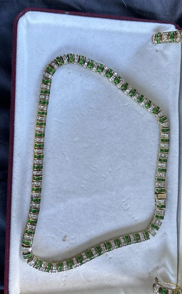 Collar de diamantes y esmeraldas de imitación con pendientes a juego Foto 2 de 4