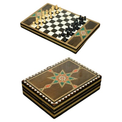 STUNNING DECORATIVE VINTAGE SPANISH CHESS BOARD WITH STAUNTON STYLE CHESS PIECES
