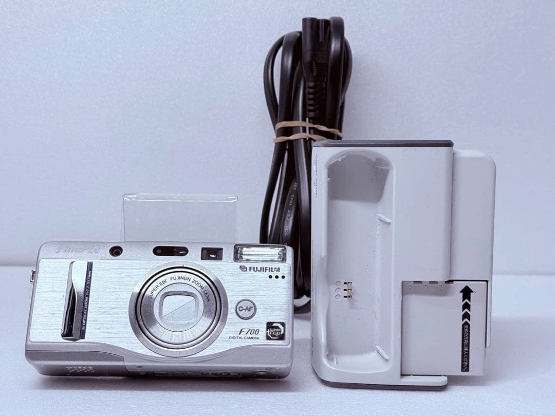 美品！ 動作品 平成レトロ Y2K FUJIFILM FinePix F700 美品！ 動作品 平成レトロ Y2K FUJIFILM FinePix F700 富士フイルム