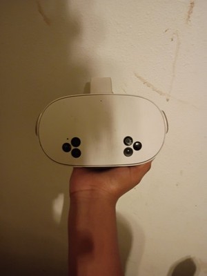 Quest 3S 128GB VR Headset + Controllers. Very Lightly Used Never Dropped. Read
