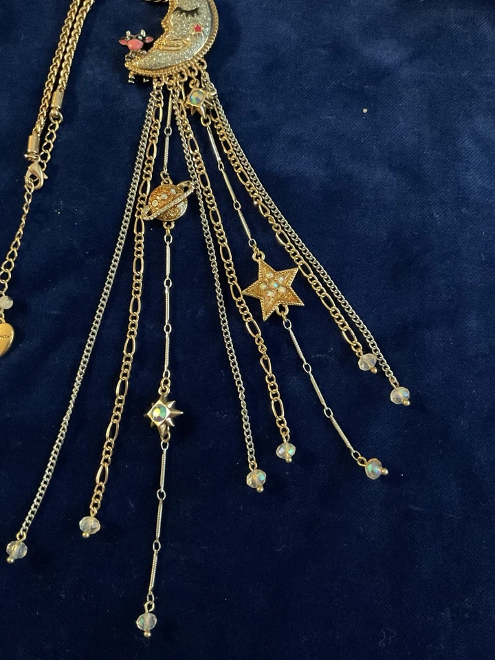 Antigo Colar Betsey Johnson Heavens to Betsey Cow Jumped Over Moon Assinado - Imagem 2 de 4