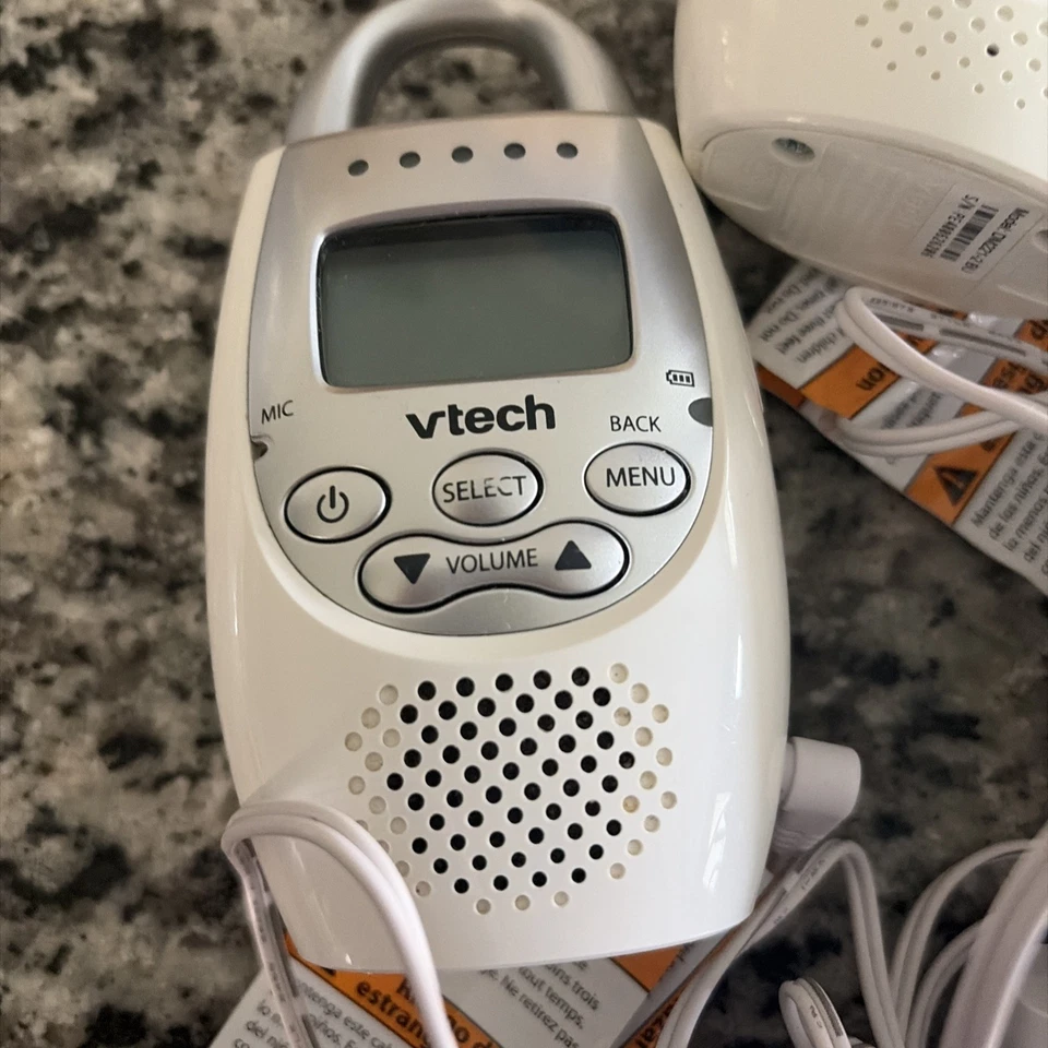 Monitor de bebé de audio digital Vetch DM221-2 en funcionamiento con dos unidades para padres Foto 2 de 4