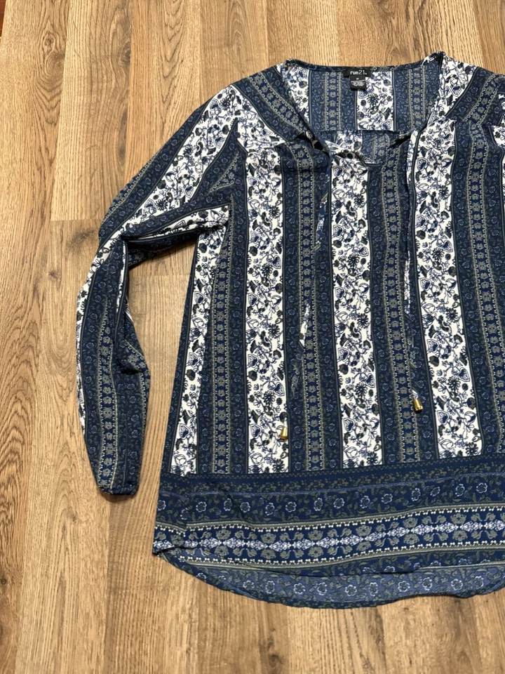 Rue 21 Blouse, Women's Size Medium, White Blue Green, Floral, Long Sleeve - Image 3 of 4