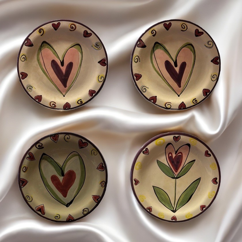 TIKA Home ETC Hand Painted Heart Plates Set of 4 Colorful Ceramic 8.5” EUC