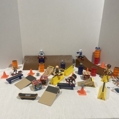 Tech Deck Dudes Lot of 8 Figures 7 Boards 7 ramps 2 bench 18cubcards and 24misc