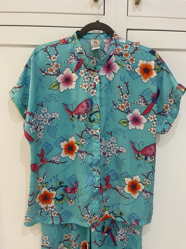 Conjunto de pijama sedoso NATORI verde azulado tropical talla S estampado floral cuello mandarín usado en excelente estado 2 piezas Foto 2 de 4