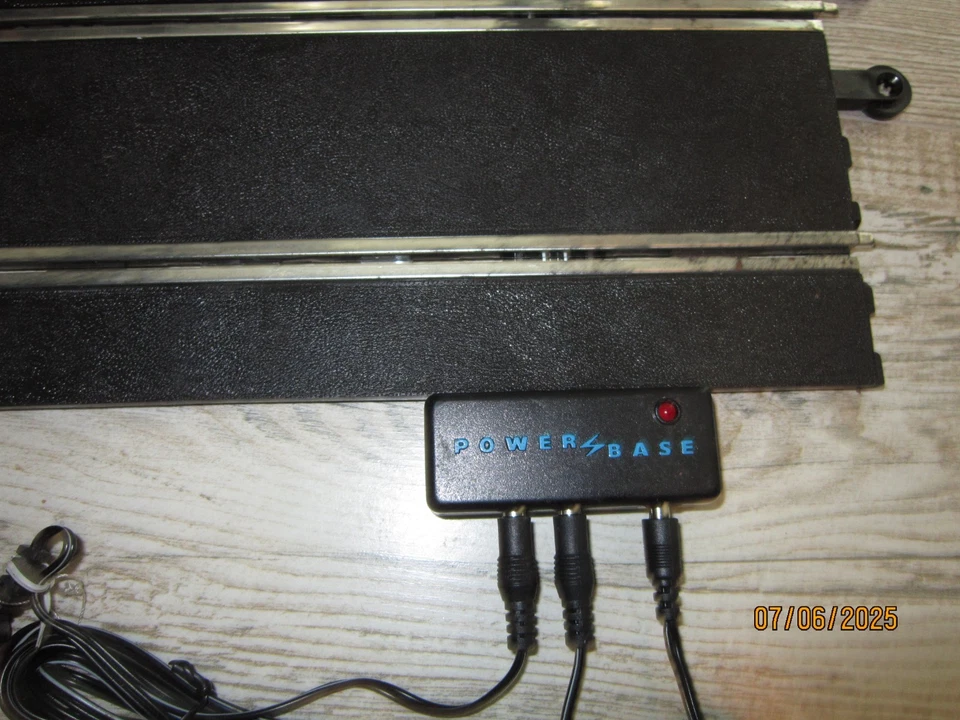 Hornby SCALEXTRIC Nascar 16V POWER BASE, C977W Power Supply + 2 Controllers  NOS - Image 2 of 4