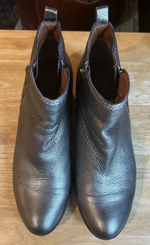 LUCKY BRAND BASEL SILVER METALLIC LEATHER ALMOND SHAPED TOE ANKLE BOOTS SIZE 8