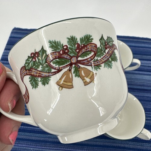 Johnson Brothers VICTORIAN CHRISTMAS Coffee Tea Cups + Saucers Set of 4 ENGLAND - Picture 15 of 24