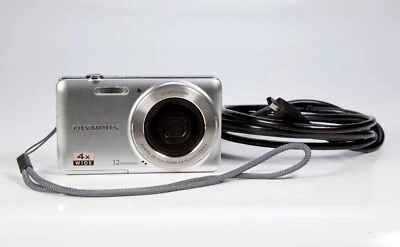 Olympus D-700 kompakte Digitalkamera / 12,0 MP / Silber