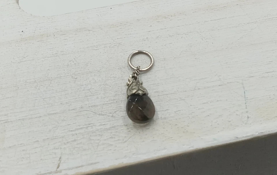 Colgante de cuarzo ahumado Love Heals de bronce blanco y pera facetada Foto 4 de 4