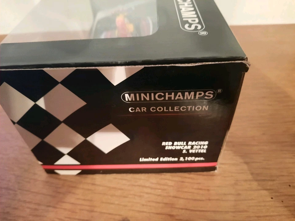 Red Bull RB6 Showcar 2010 Vettel - Bild 2 von 2