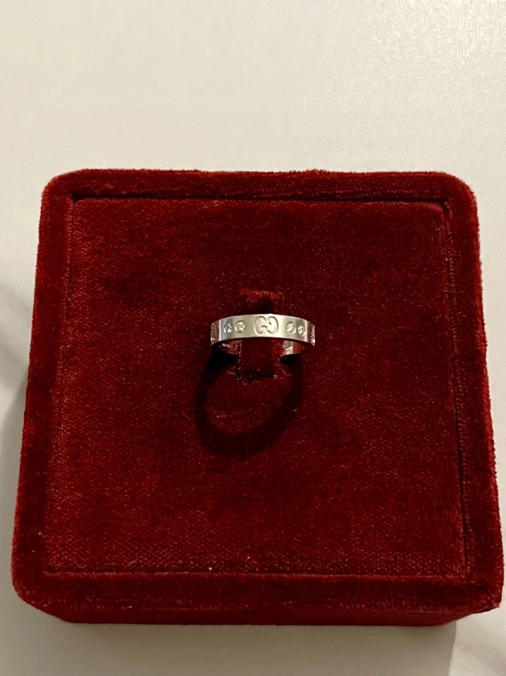 Anillo Gucci Icon Corazones Oro Blanco 18k con 12 Diamantes, Talla Gucci 9 / EE. UU. 5 Foto 3 de 4