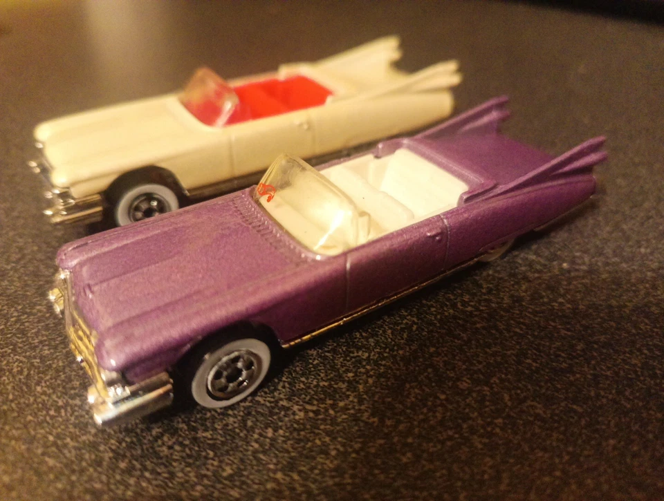 Cadillac Hotwheels 1959 convertible pared blanca lavanda y blanco fundido a presión Foto 2 de 4