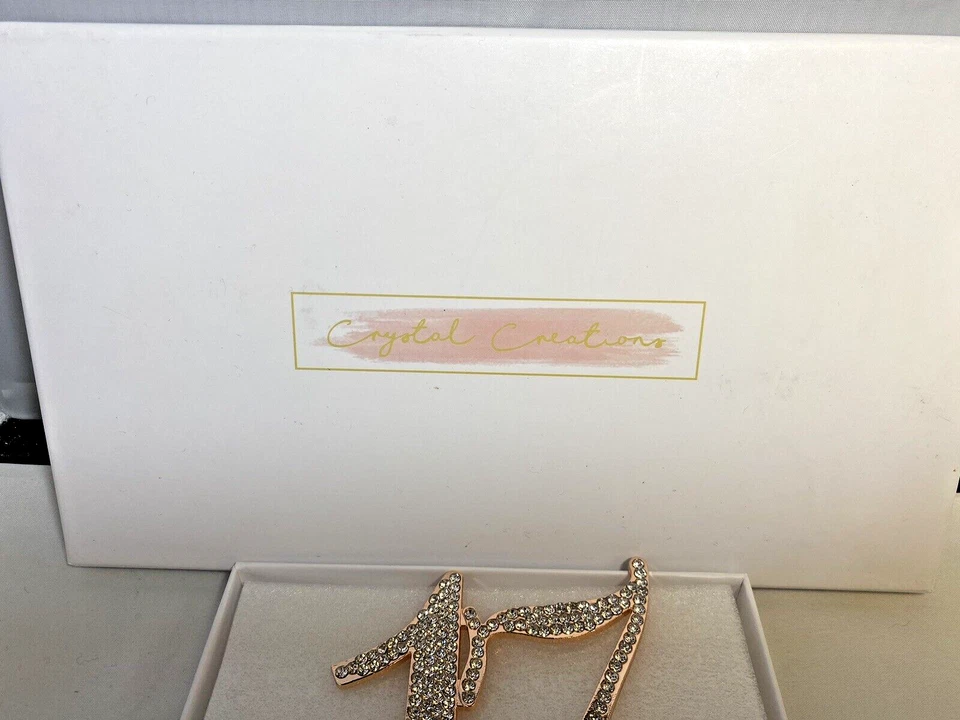 Dulce adorno de pastel de cumpleaños de oro rosa de 17 con estrás de cristal premium Foto 2 de 4