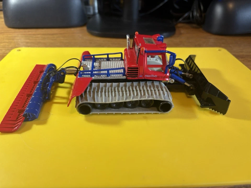 SIKU 1/50 Pistenbully 300W Snow Plow Diecast Toy RARE HTF GOOD COND. USED - Image 4 of 4