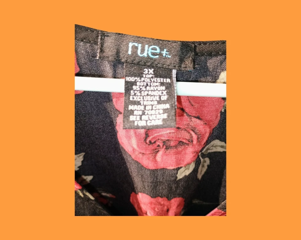 Body para mujer Rue 21+ 3X negro con rosas rojas rayón, spandex, poliéster Foto 3 de 3