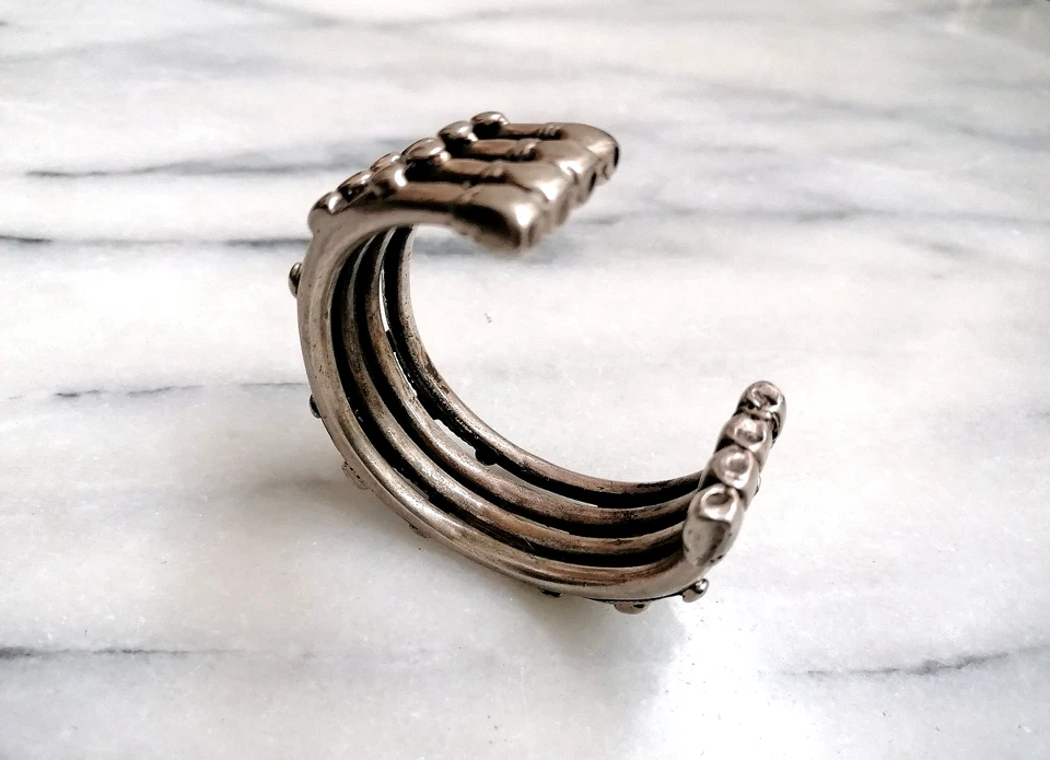 ANTICO SPETTACOLARE BRACCIALE ETNICO A FERRO DI CAVALLO BUGNATO, NUBIA, 1900. - Immagine 4 di 4