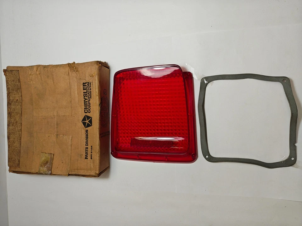 Lente de luz trasera derecha Plymouth GTX 1969 satélite con junta 2932734 nuevo de stock Foto 2 de 4