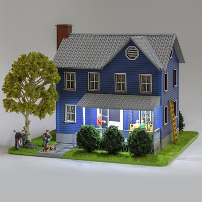 O Scale Two-Story Residential House Traditional Home Prelit with Tree & Figures