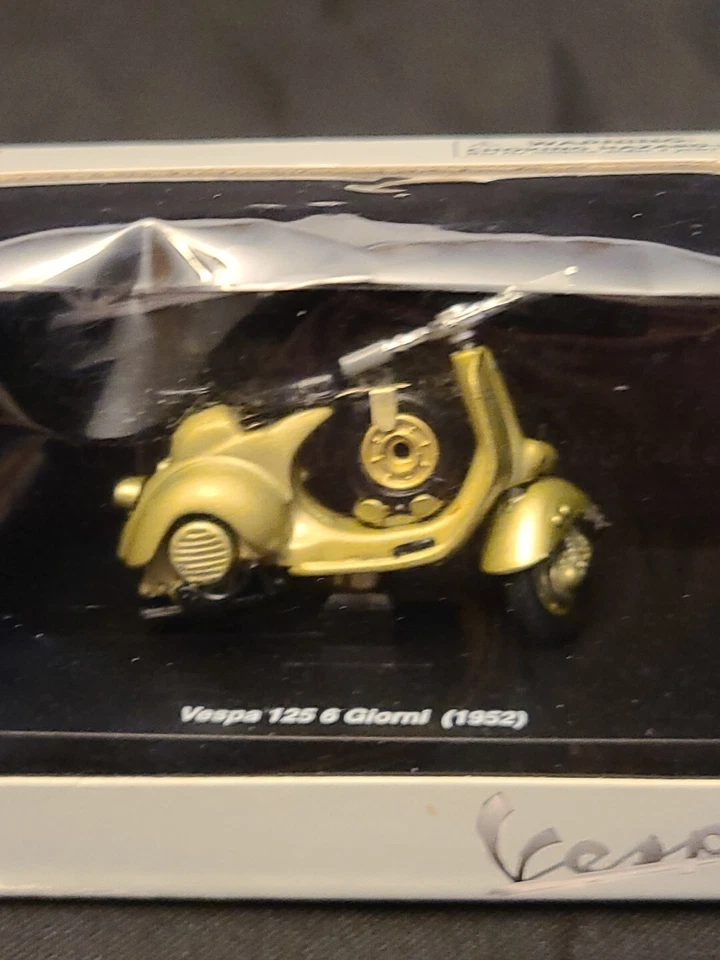 New-Ray 1952 Vespa 125 5 Giorni Scooter 1:32 Diecast Model - Image 2 of 4