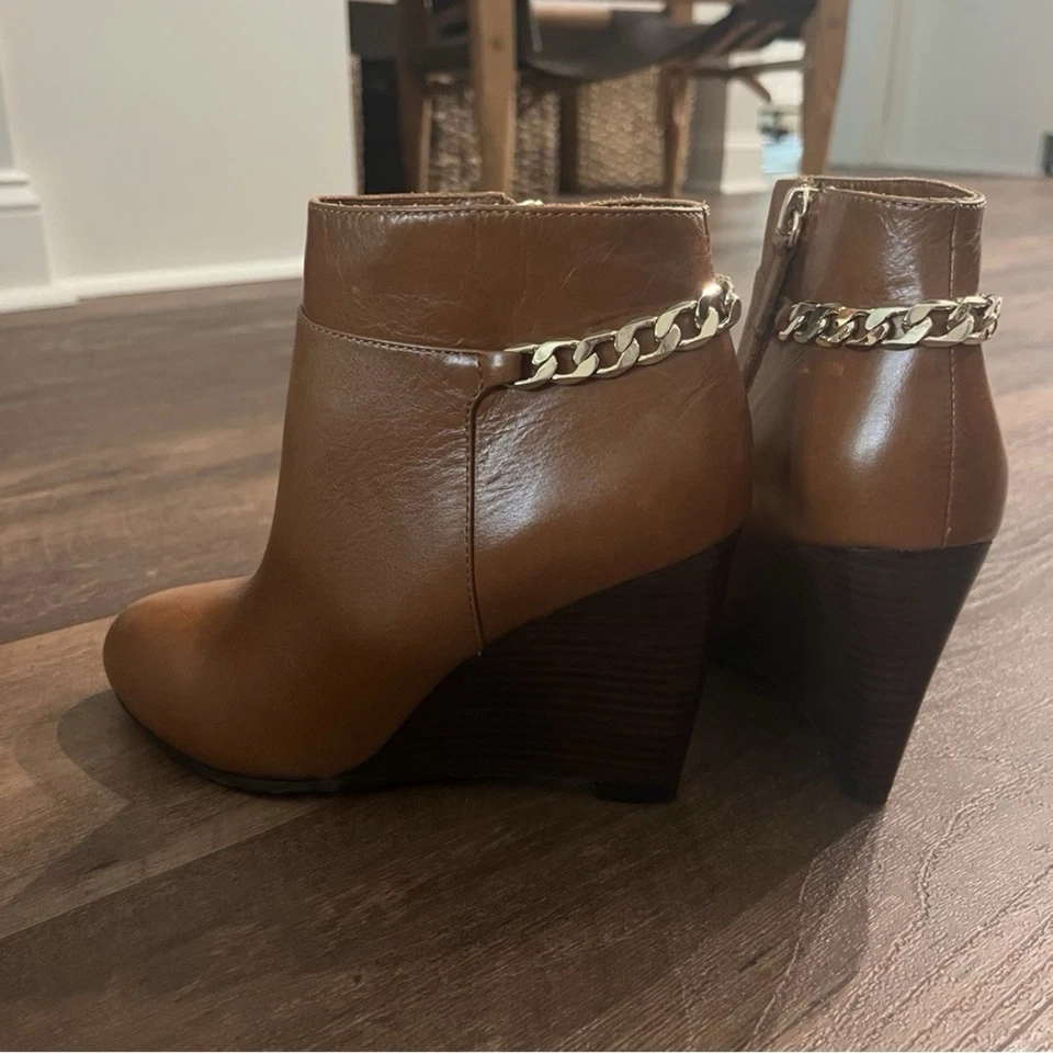 Elaine Turner Brown Leather Ankle Boot with Gold Chain Women’s Size 6.5 M - Image 2 of 4