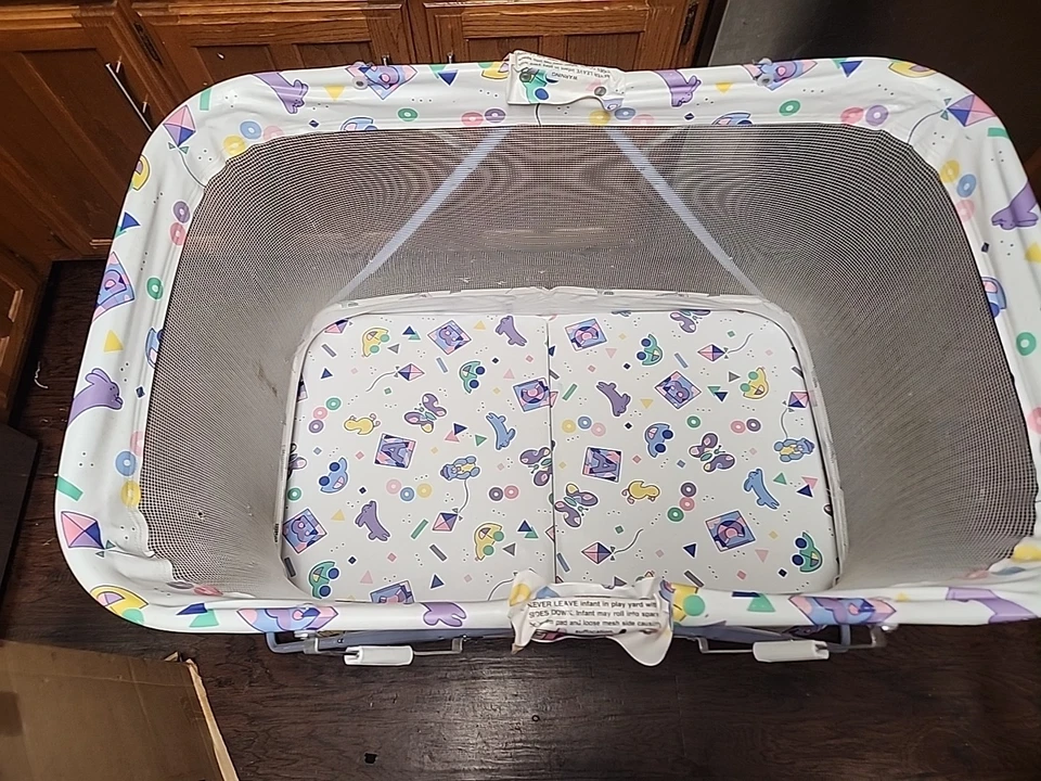 "Pluma de juego plegable Cosco vintage con lados de malla años 80 40x26"" utilería" Foto 4 de 4