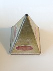 BOITE D’AIGUILLES DE GRAMOPHONES PYRAMIDALE DOREE 1930’s (BMC/GOLDEN pyramid)