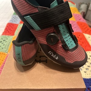 MTB / GRAVEL CYCLING SHOES BRAND: FIZIK VENTO FEROX CARBON Red-Aquamarine 39.5